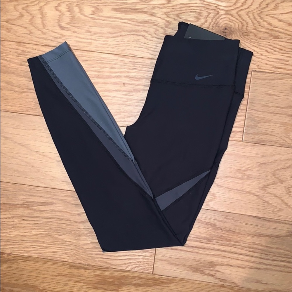Nike Legend Tight Fit Leggings